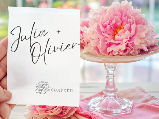Sachet de confetti avec une rose et Julia et Olivier écrit en italique