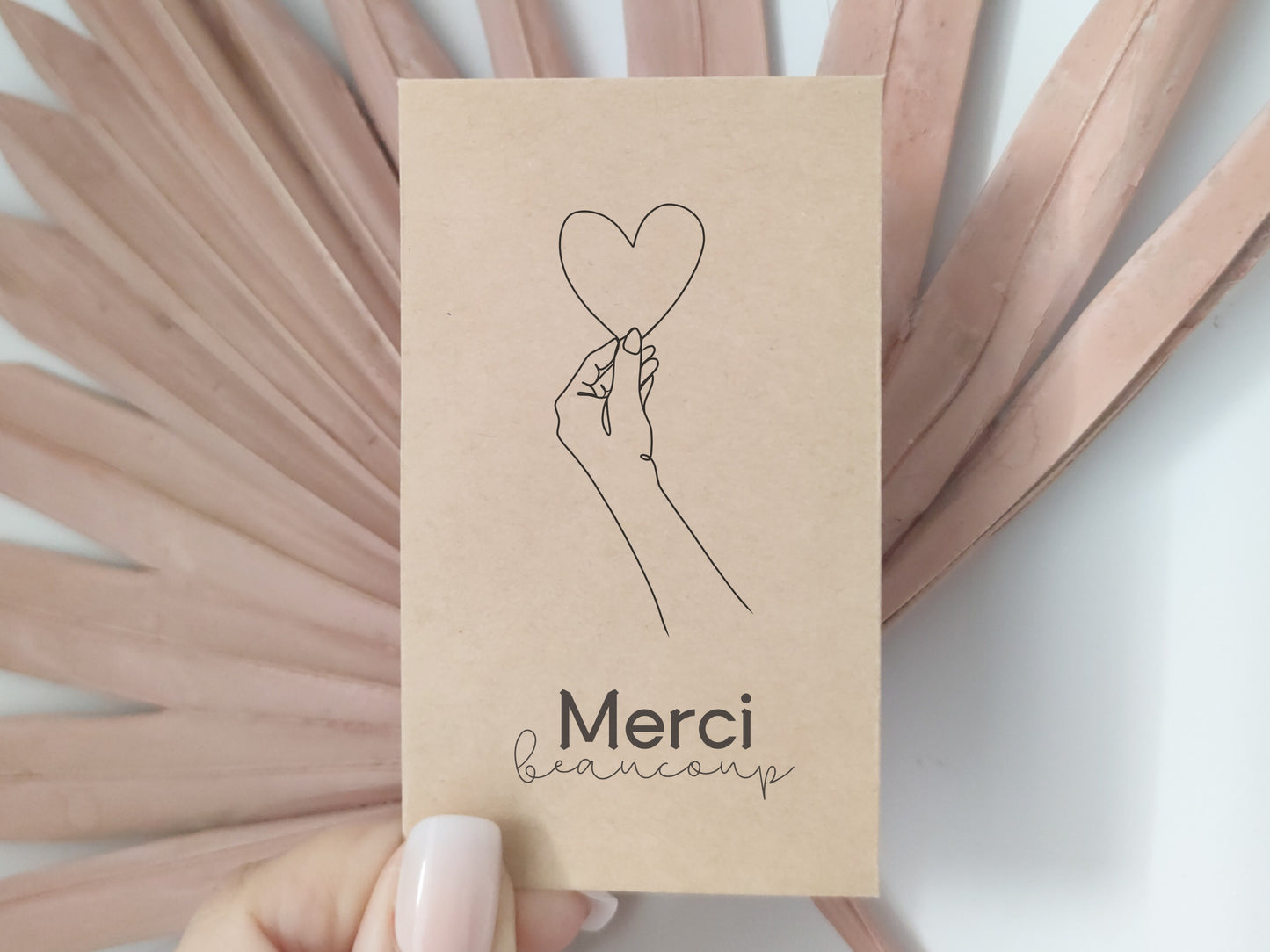 Sachet de graines à semer avec écrit merci beaucoup. Une main tient un gros cœur.