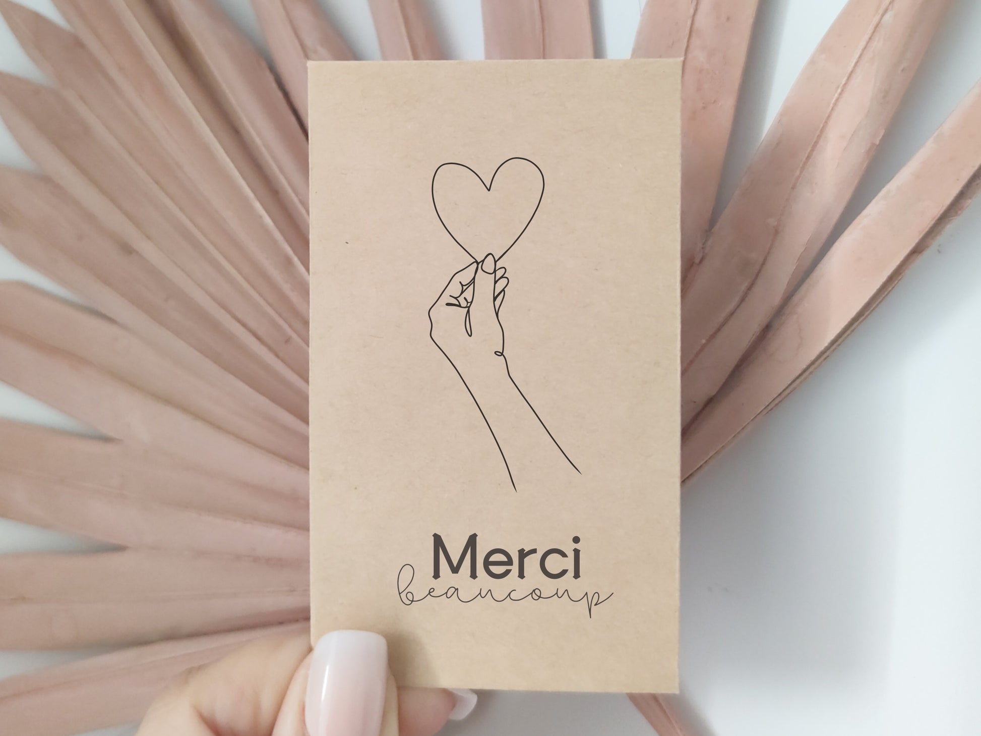 Sachet de graines à semer avec écrit merci beaucoup. Une main tient un gros cœur.